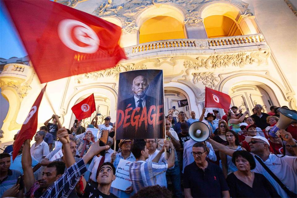 Menschen nehmen in Tunis an einer Demonstration gegen steigende Preise teil.Ons Abid/AP/dpa