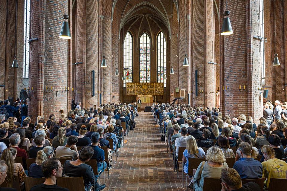 Menschen nehmen in der Marktkirche in Hannover an einer Andacht für die in Stade Getöteten teil.Moritz Frankenberg/dpa