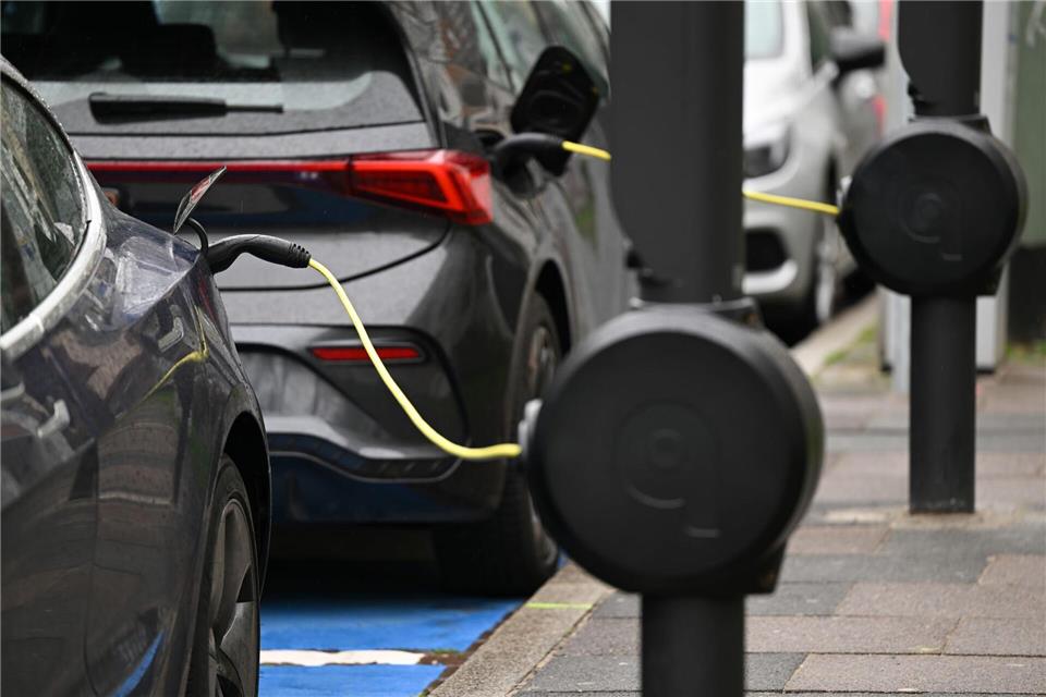 Acht von zehn E-Autofahrern finden Stromer alltagstauglich Menschen ohne E-Auto schätzen deren Nachteile als gravierender ein. (Symbolbild)Arne Dedert/dpa