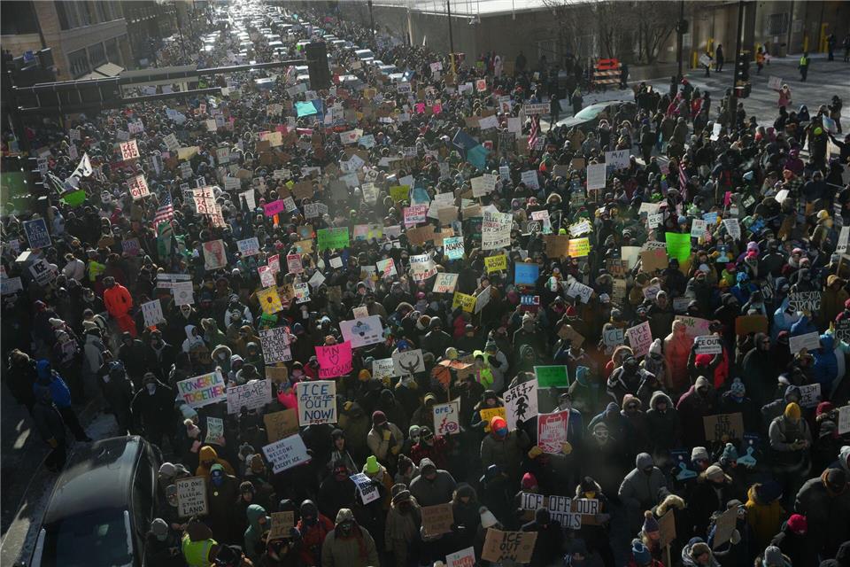 Menschen protestieren aktuell vielerorts gegen Bundesbeamte der Einwanderungsbehörde. (Archivbild)Angelina Katsanis/FR172095 AP/AP/dpa