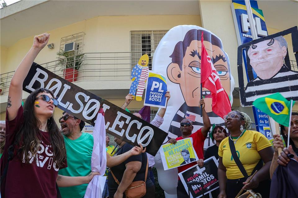 Brasilien: Bolsonaro zu mehr als 27 Jahren Haft verurteilt Menschen protestieren gegen Bolsonaro. (Archivbild)Allison Sales/dpa
