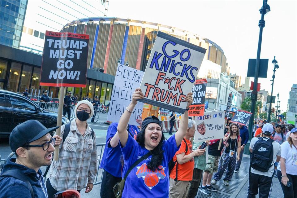 Menschen protestieren in New York gegen Trump.Ryan Murphy/AP/dpa