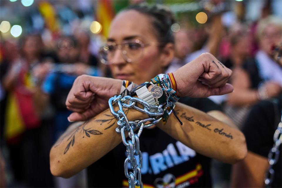 Menschen protestieren in der spanischen Exklave Ceuta gegen den Umgang der spanischen Regierung mit der Grenzkrise. Bernat Armangue/AP/dpa