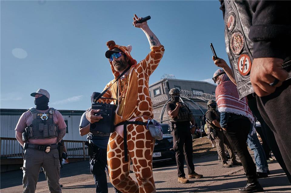 Menschen protestieren vor dem Abschiebezentrun in Newark im US-Bundestaat New Jersey.Andres Kudacki/AP/dpa