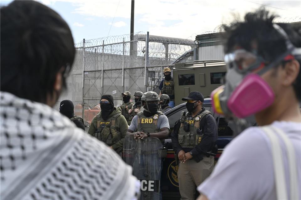 Menschen protestieren vor dem Abschiebezentrun in Newark im US-Bundestaat New Jersey.Anne Pollmann/dpa
