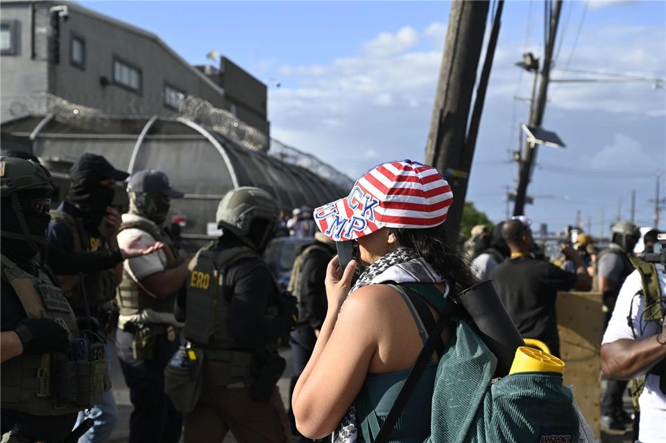 Menschen protestieren vor dem Abschiebezentrun in Newark im US-Bundestaat New Jersey.Anne Pollmann/dpa