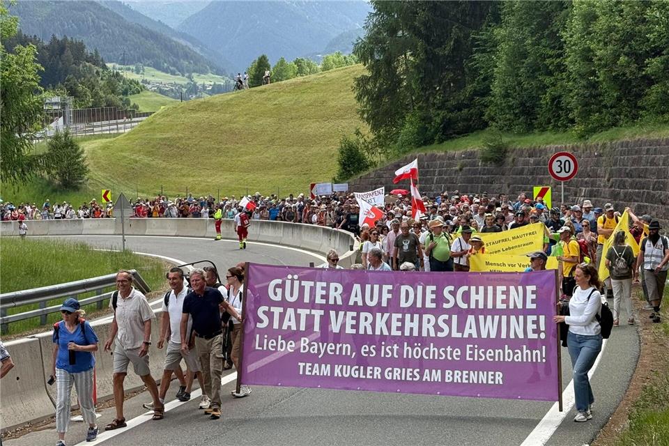 Menschen reisten mit Bahn und Fahrrädern zu dem Protest an.Matthias Röder/dpa