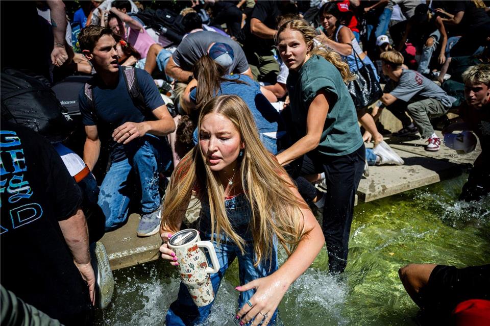 „Politisches Attentat“: Einflussreicher Trump-Anhänger tot Menschen rennen weg, nachdem Kirk angeschossen wurde.Tess Crowley/The Deseret News/dpa