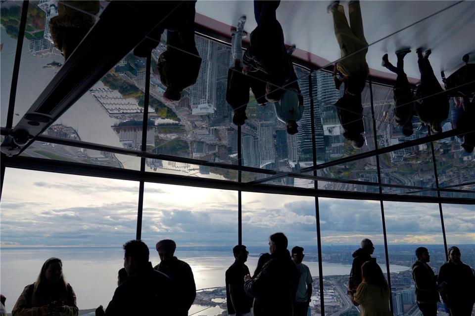 Bilder des Tages  Menschen schauen vom CN Tower in Toronto auf das Rogers Centre und den Ontariosee.Brynn Anderson/AP/dpa