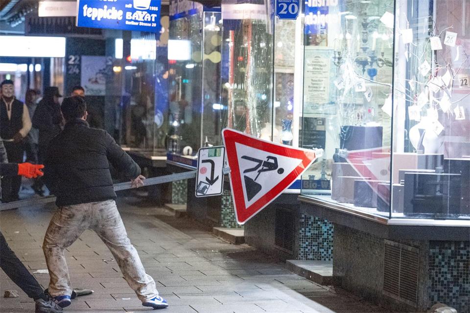 Menschen schlugen Schaufensterscheiben von Geschäften ein.Boris Roessler/dpa