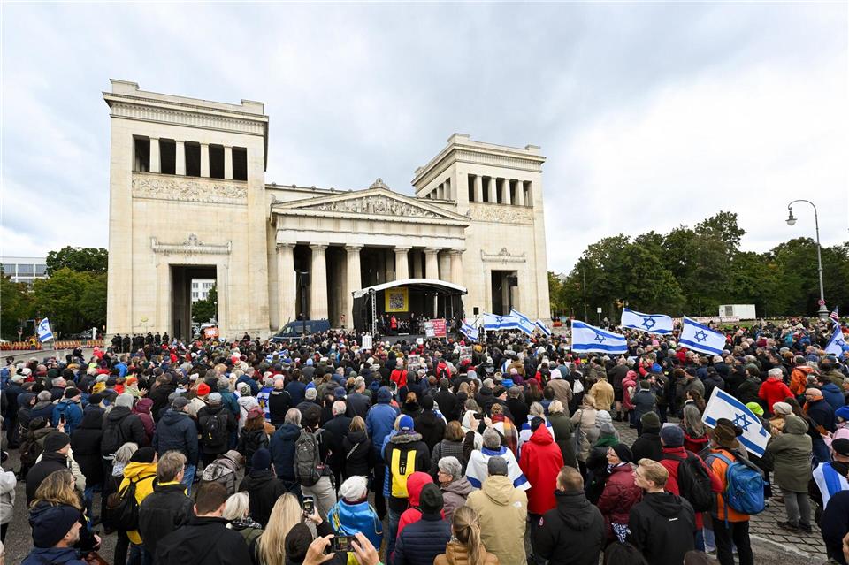 Menschen stehen bei der Kundgebung „Dach gegen Hass“ gegen Antisemitismus am Königsplatz in München.Tobias Hase/dpa