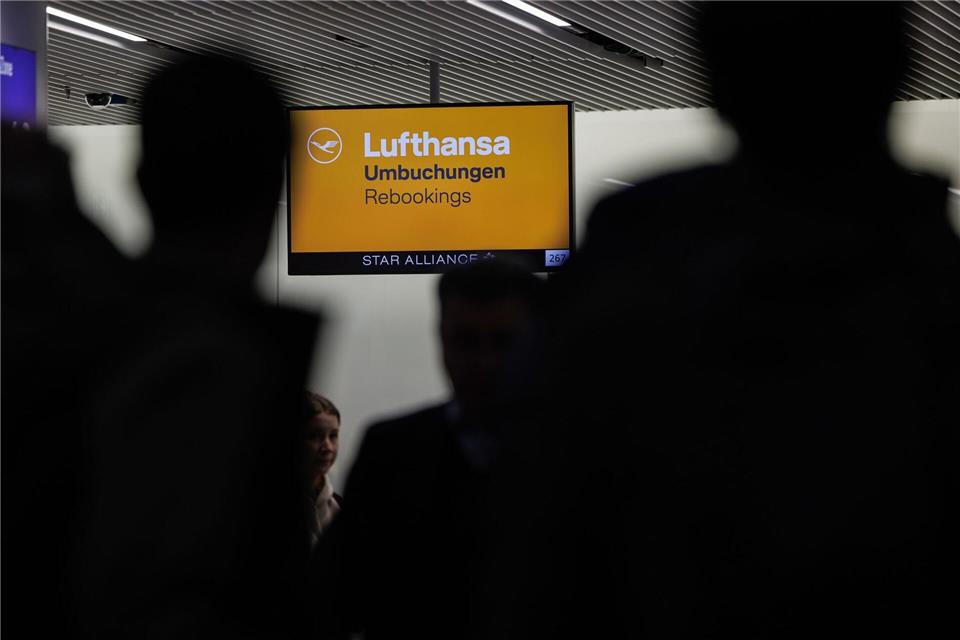 Menschen stehen vor einem Service Schalter der Lufthansa am Frankfurter Flughafen.Hannes P. Albert/dpa