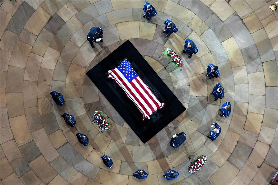 Menschen stehen während einer Gedenkfeier des US-Kongresses in der Rotunde des Kapitols in Washington neben dem Sarg von Senator Lindsey Graham.Kenny Holston/Pool The New York Times/AP/dpa