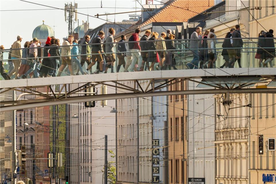 Menschen strömen in den letzten Wiesn-Tagen zur Theresienwiese.Peter Kneffel/dpa