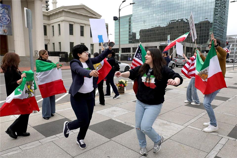 Menschen tanzen und singen.David Carson/St. Louis Post-Dispatch/dpa