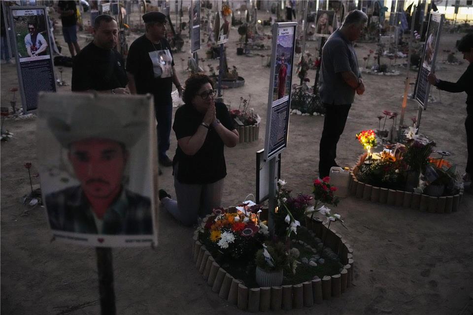 Menschen trauern am Jahrestag am Ort des Nova-Musikfestivals. Die terroristische Hamas hatte das Fest angegriffen, Hunderte Menschen getötet und viele weitere in den Gazastreifen verschleppt. Ariel Schalit/AP/dpa