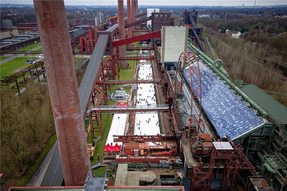 Menschen tummeln sich auf der Eisbahn in der Zeche Zollverein in Essen. Henning Kaiser/dpa