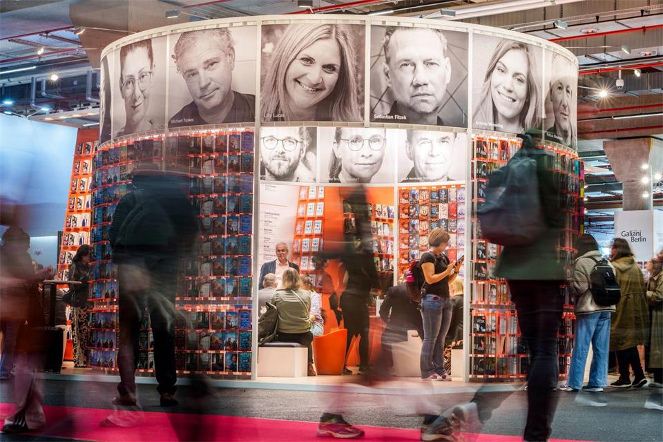 Menschen umströmen den Messestand der Verlagsgruppe Droemer Knaur auf der 78. Frankfurter Buchmesse. Andreas Arnold/dpa