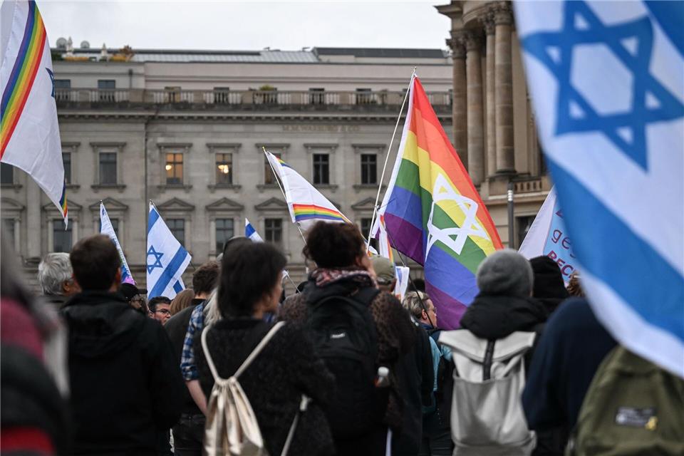 Menschen versammeln sich auf dem Bebelplatz zu einer Mahnwache zum 7. Oktober 2023.Britta Pedersen/dpa