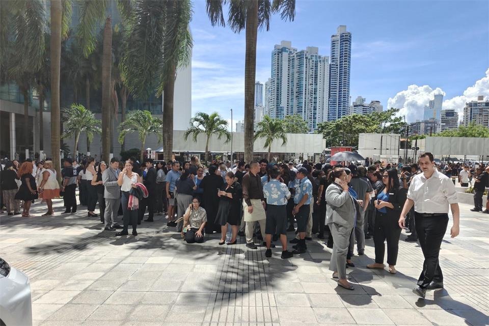 Menschen versammeln sich nach dem schweren Beben im Freien.Li Jiaxu/XinHua/dpa