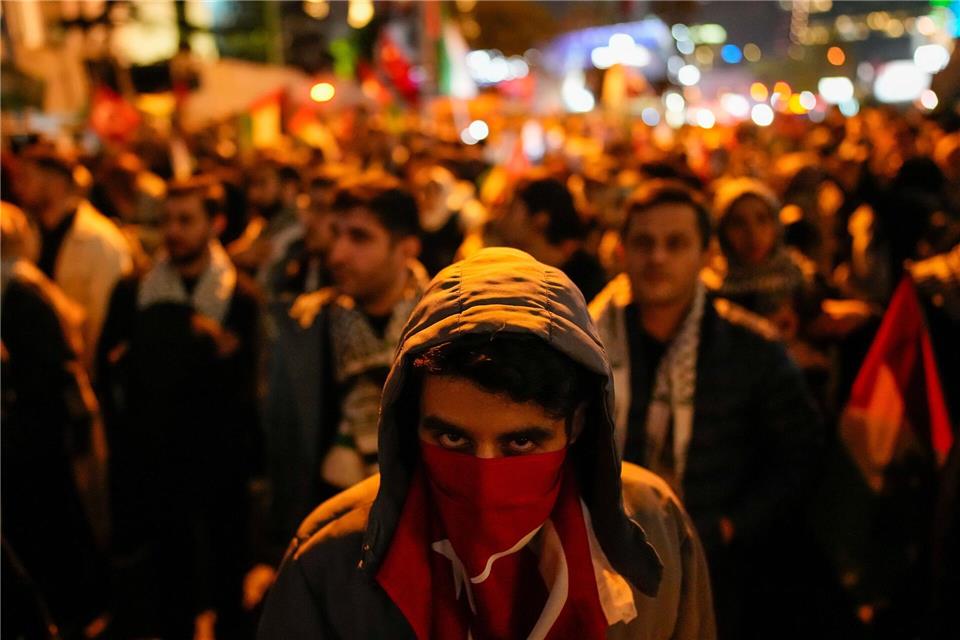 Menschen versammeln sich vor dem israelischen Konsulat in Istanbul während eines Protestes gegen das Abfangen der Global Sumud Flottilla.Emrah Gurel/AP/dpa