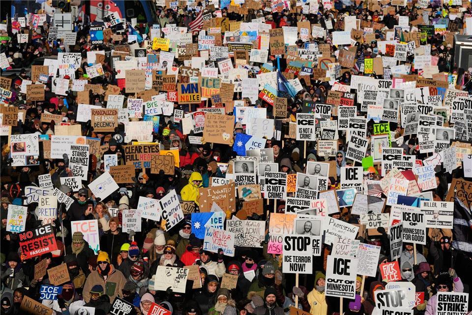 Menschen versammeln sich während einer Demonstration gegen die US-Einwanderungsbehörde ICE in Minneapolis.Alex Brandon/AP/dpa