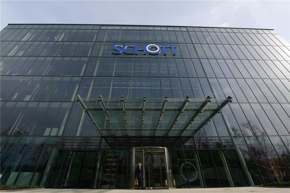 Menschen wurden bei dem Feuer im Hauptwerk des Spezialglasherstellers nicht verletzt. (Archivfoto)Arne Dedert/dpa