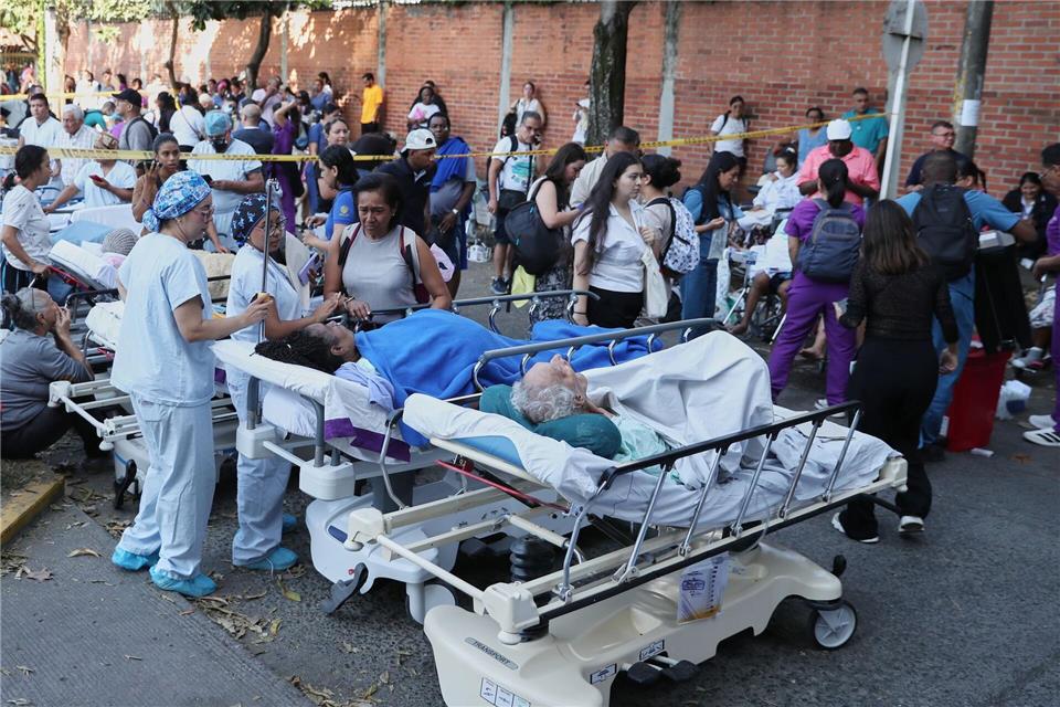 Menschen wurden in Sicherheit gebracht. Santiago Saldarriaga/AP/dpa