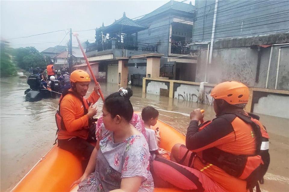 Tote bei Fluten auf Bali – Urlauber mit Booten gerettet Menschen wurden mit Schlauchbooten gerettet.Uncredited/BASARNAS/AP/dpa