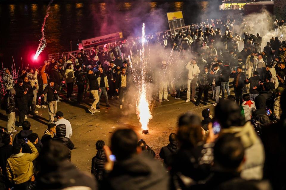 Menschen zünden in der Böllerverbotszone in der Düsseldorfer Altstadt Feuerwerk. (Archivfoto)Christoph Reichwein/dpa