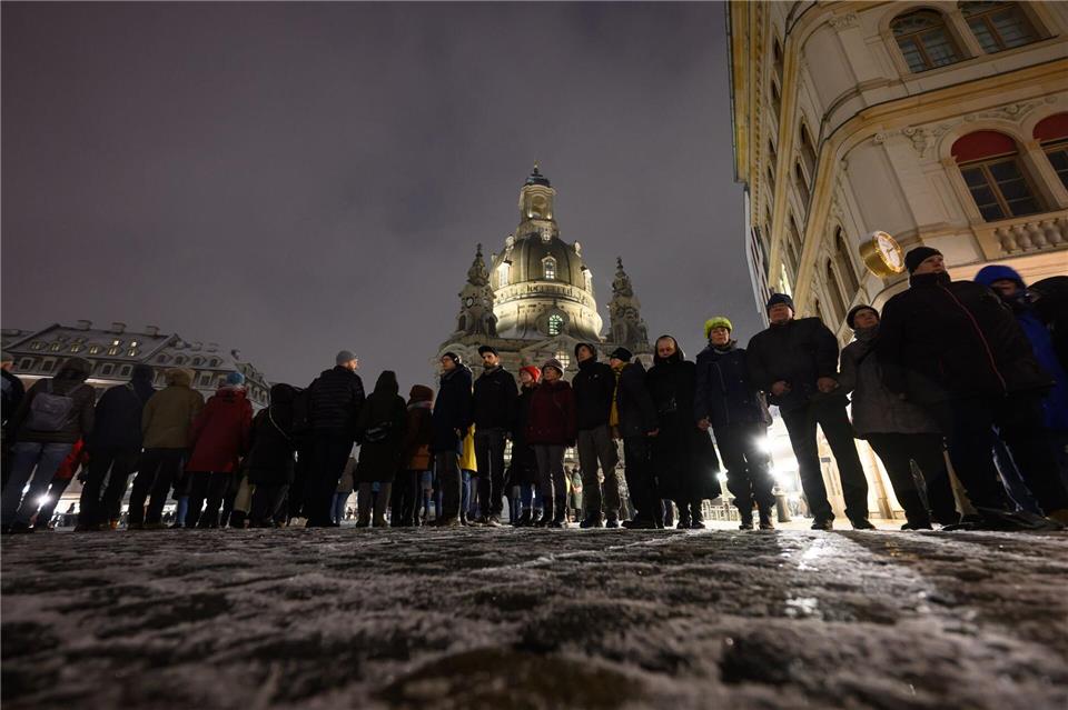 Menschenkette für Miteinander und Demokratie in DresdenRobert Michael/dpa