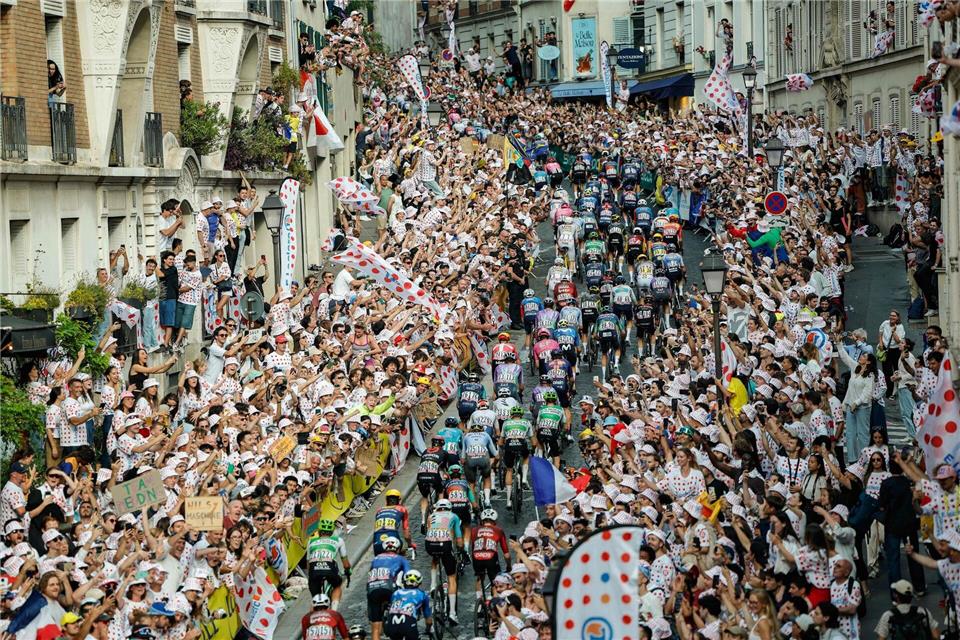 Menschenmassen feiern die Radprofis auf der letzten Etappe in Paris. Geoffroy Van Der Hasselt/AFP/dpa
