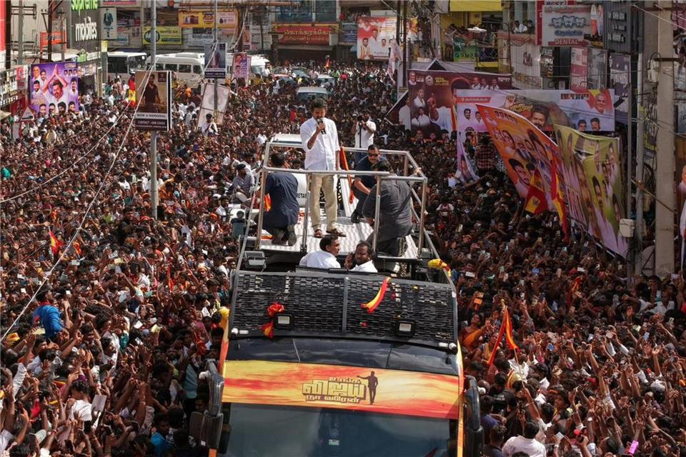 Menschenmassen kamen zusammen, um eine Rede von Joseph Vijay Chandrasekhar anzuhören.Seshadri Sukumar/ZUMA Press Wire/dpa