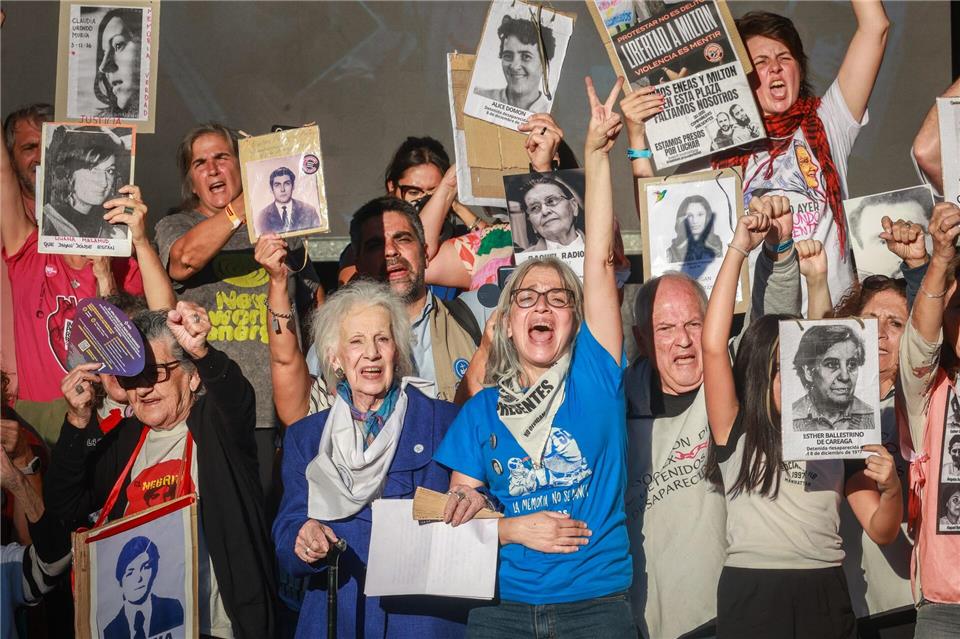 Menschenrechtsorganisationen nehmen an einer Kundgebung zum 50. Jahrestag des zivil-militärischen Staatsstreichs in Argentinien teil.Cristina Sille/dpa