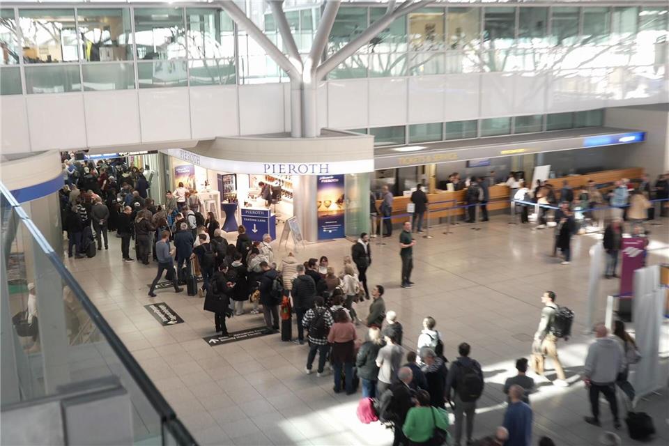 Menschenschlangen hatten sich vor den Sicherheitskontrollen gebildetEnrique Kaczor/onw-images/dpa