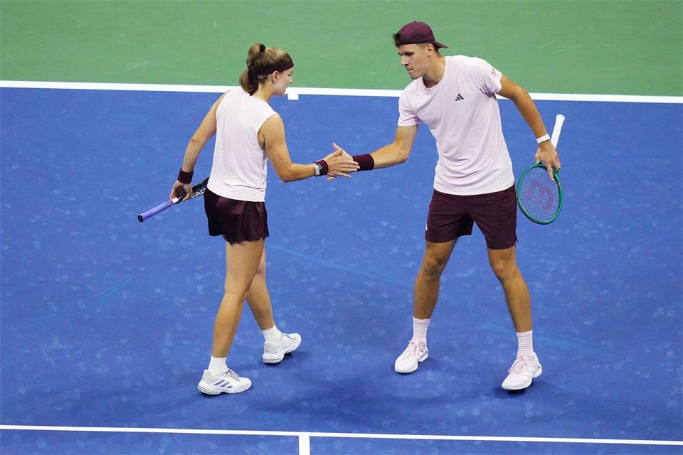 Mensik (rechts) und Muchova dominierten den ersten Satz und holen im Tiebreak den Titel.Frank Franklin II/AP/dpa