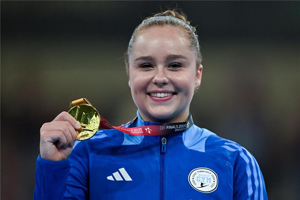 Meolie Jauch präsentiert stolz ihre Goldmedaille.Hendrik Schmidt/dpa