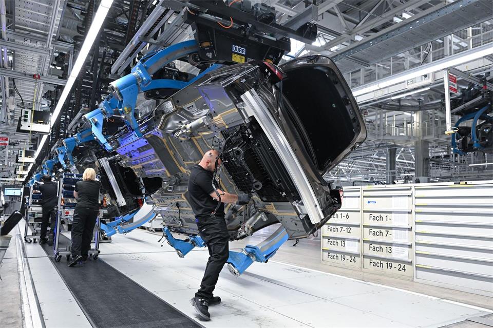 Mercedes-Benz: „Für das gleiche Geld mehr arbeiten.“ (Symbolbild) Bernd Weißbrod/dpa