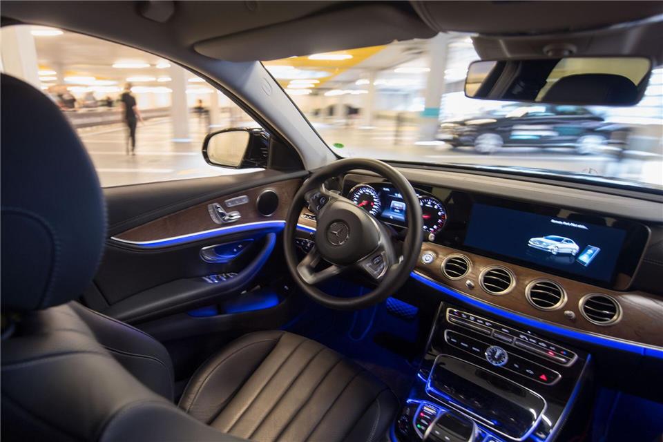 Mercedes-Benz gehört beim autonomen Fahren zu den Vorreitern. (Archivbild)Marijan Murat/dpa