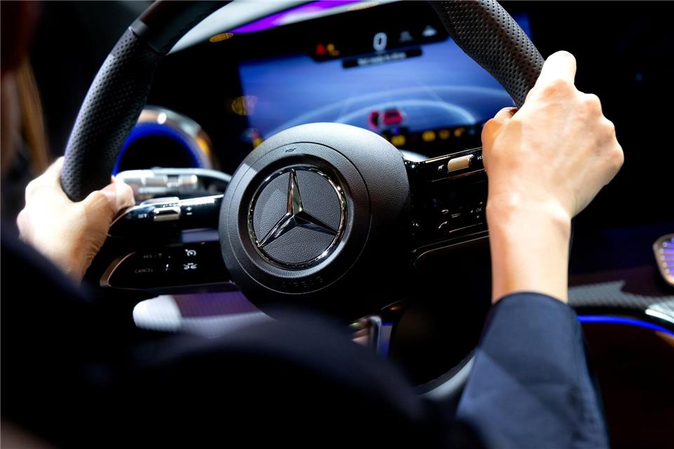 Mercedes-Benz hat erneut weniger Fahrzeuge verkauft. (Archivbild)Sven Hoppe/dpa
