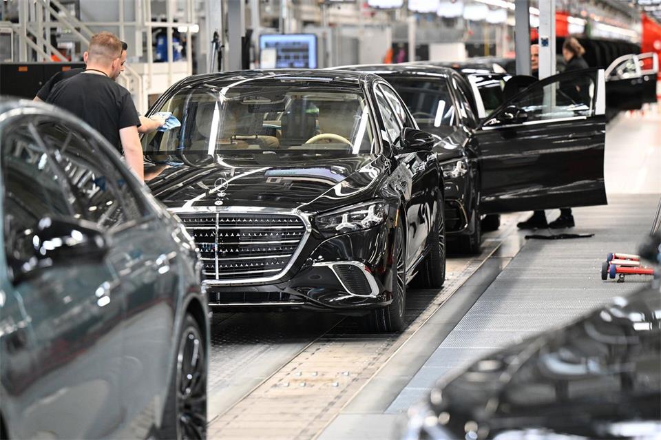 Mercedes-Benz hat im dritten Quartal weniger Autos verkauft. (Archivbild)Bernd Weißbrod/dpa