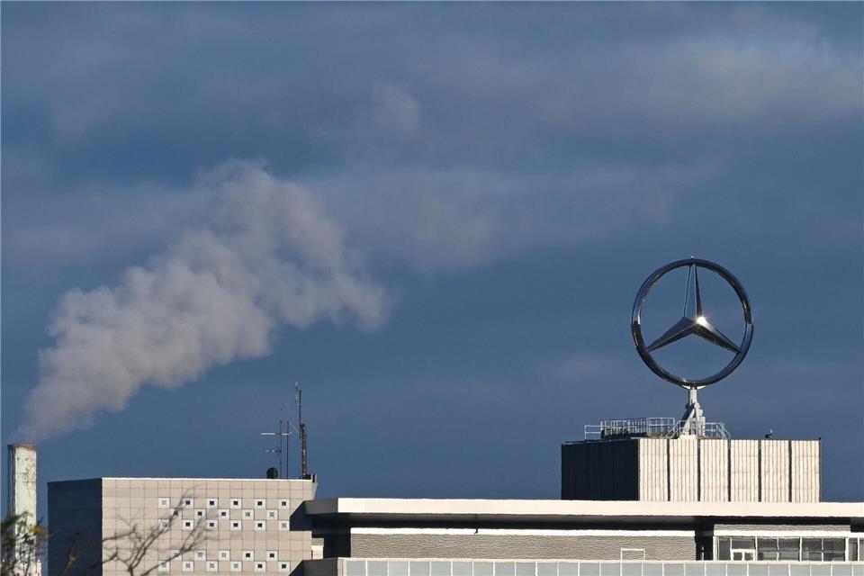 Mercedes-Benz mit Gewinneinbruch. (Foto aktuell)Bernd Weißbrod/dpa