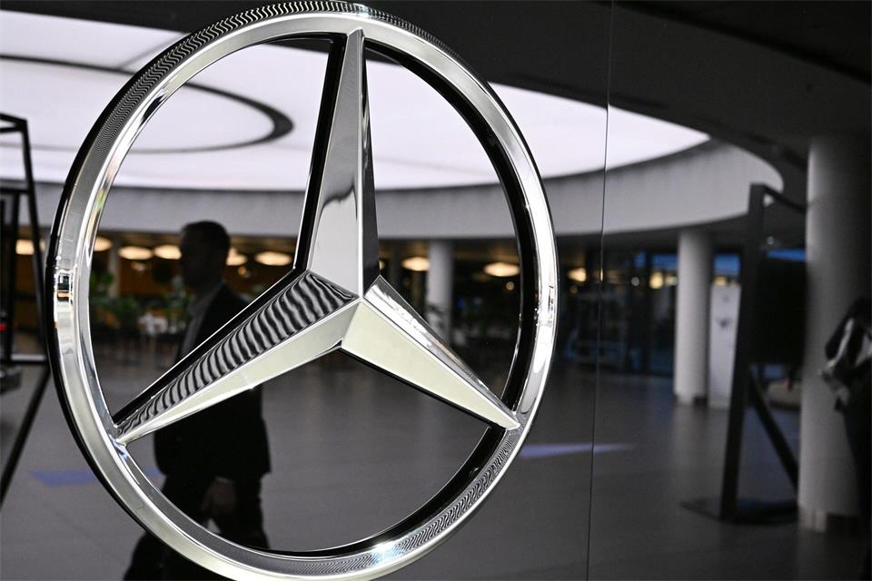 Mercedes-Benz will Kosten sparen. (Archivbild)Bernd Weißbrod/dpa