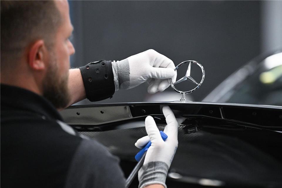 Mercedes-Benz will weiter die Kosten in Deutschland senken. (Archivbild)Bernd Weißbrod/dpa