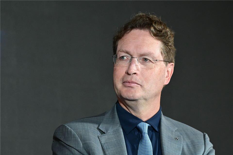 Mercedes-Chef Ola Källenius: „Auf Kurs geblieben.“ (Archivbild) Bernd Weißbrod/dpa
