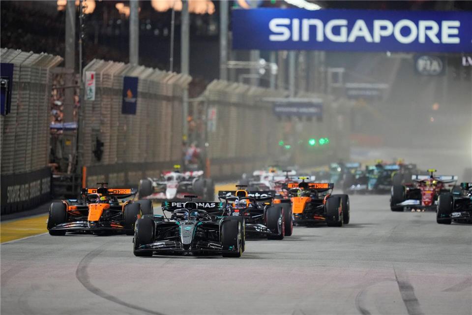Mercedes-Pilot George Russell (M) verteidigte Platz eins am Start.Vincent Thian/AP/dpa