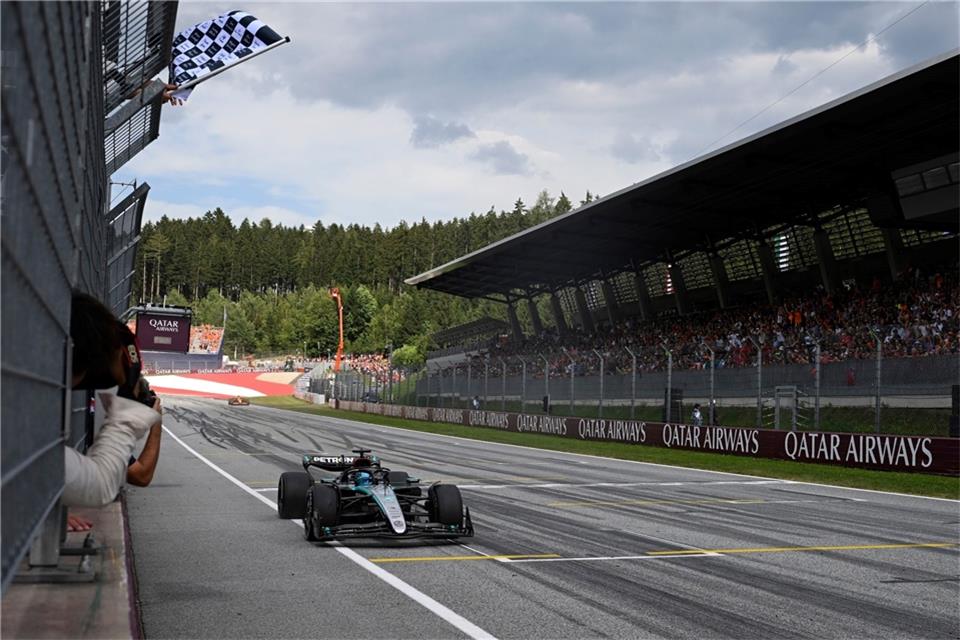 Mercedes-Pilot George Russell fährt in Spielberg als Erster über die Ziellinie.
