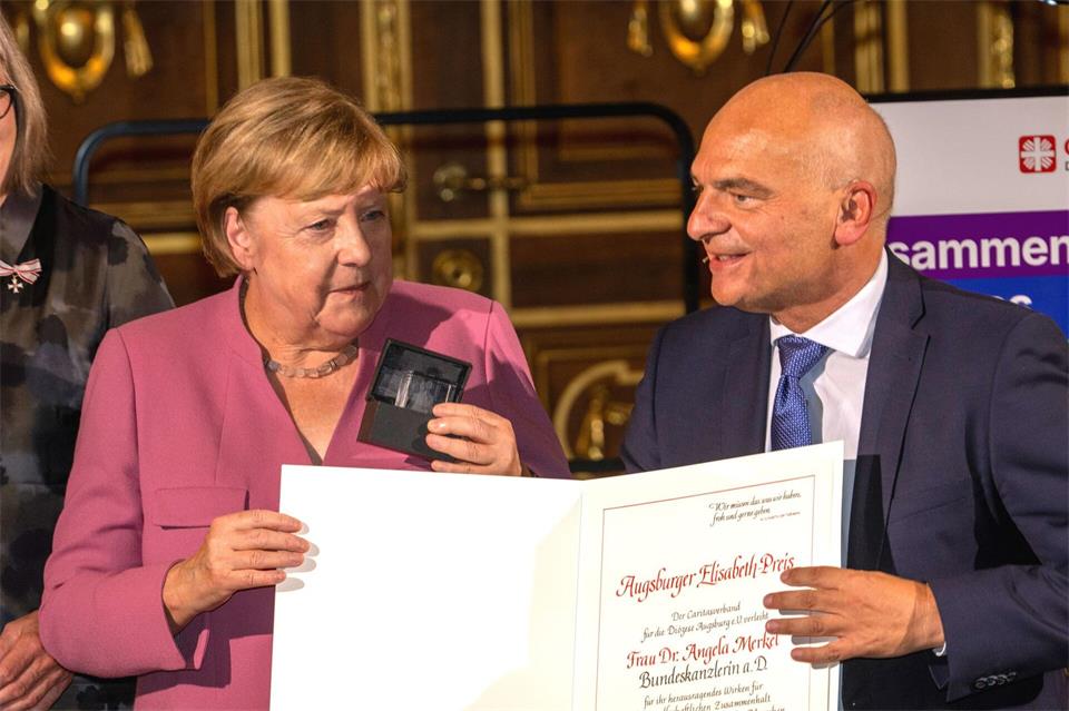 Merkel erhielt den Elisabeth-Preis der Caritas für ihren Einsatz für Solidarität, Verantwortung und gesellschaftlichen Zusammenhalt.Stefan Puchner/dpa
