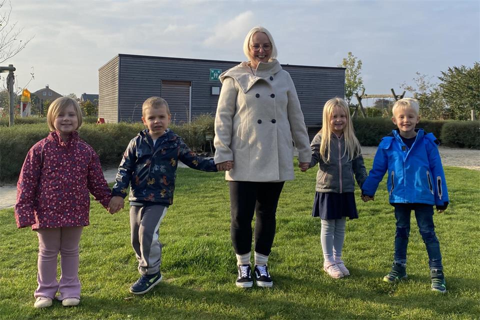 Merle, Lars, Barbara Wansing, Hedda und Jonas (von links) erklären einige Grundsäulen der Kneipp-Lehre.