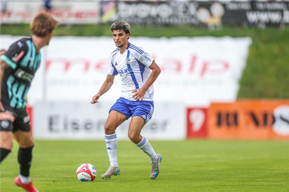 Schalke bindet Talent Ayhan langfristig Mertcan Ayhan bekam beim FC Schalke 04 einen langfristigen Vertrag.Tim Rehbein/dpa